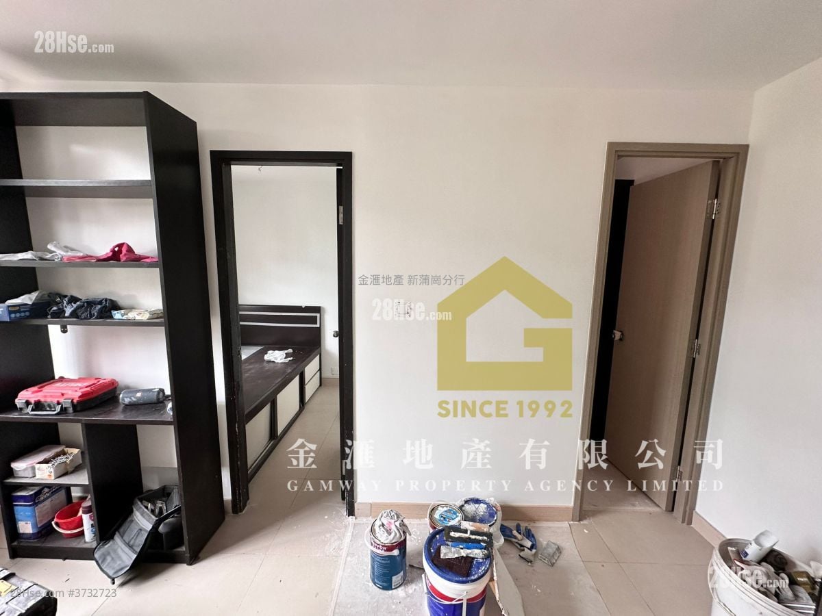 Lung Poon Court Rental 2 Bedrooms , 1 Bathroom 383 ft²