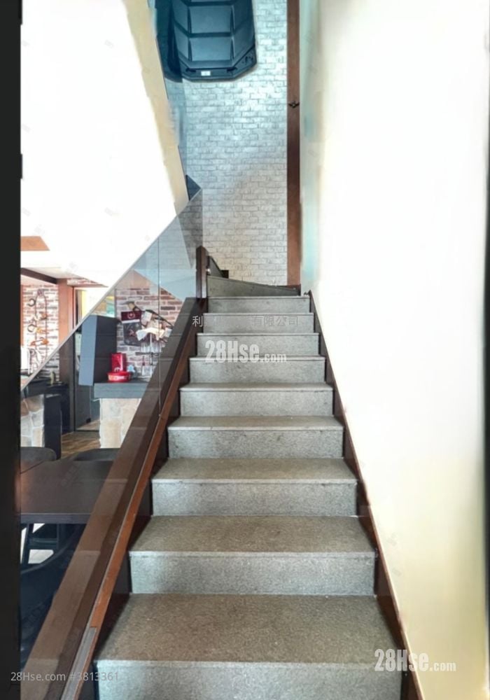 Manhattan Hill Sell 5+ Bedrooms , 4 Bathrooms 2,042 ft²