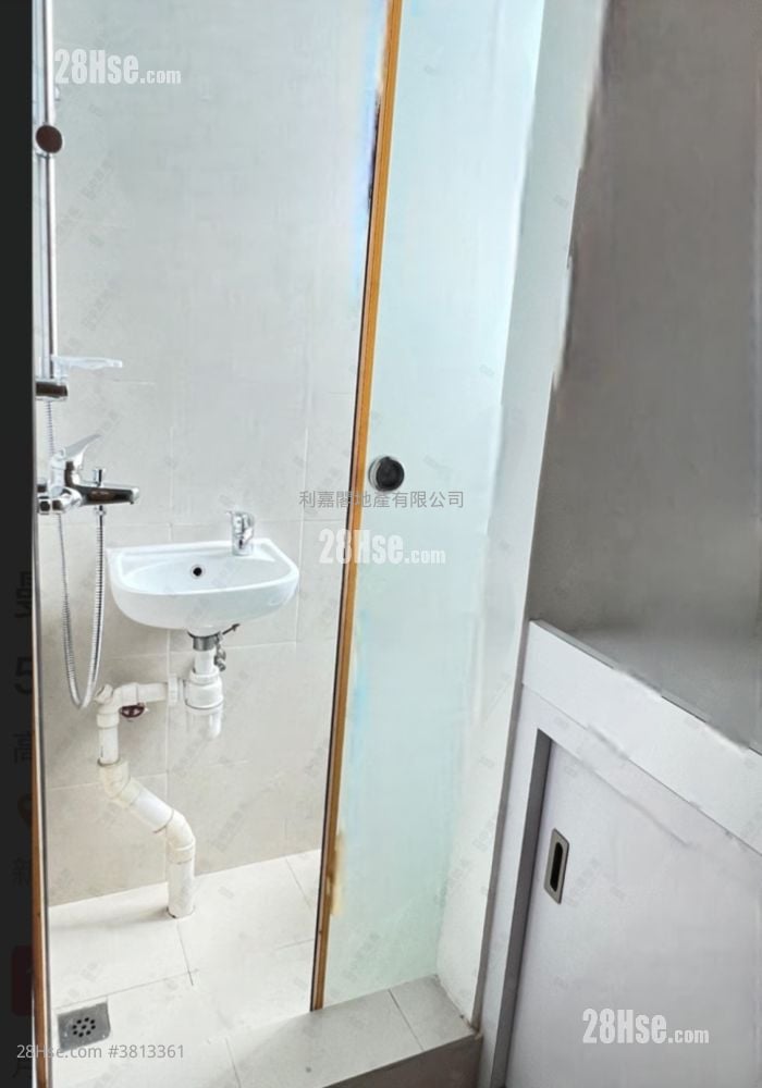 Manhattan Hill Sell 5+ Bedrooms , 4 Bathrooms 2,042 ft²