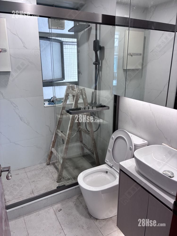 Tung Chung Crescent Sell 2 Bedrooms 592 ft²