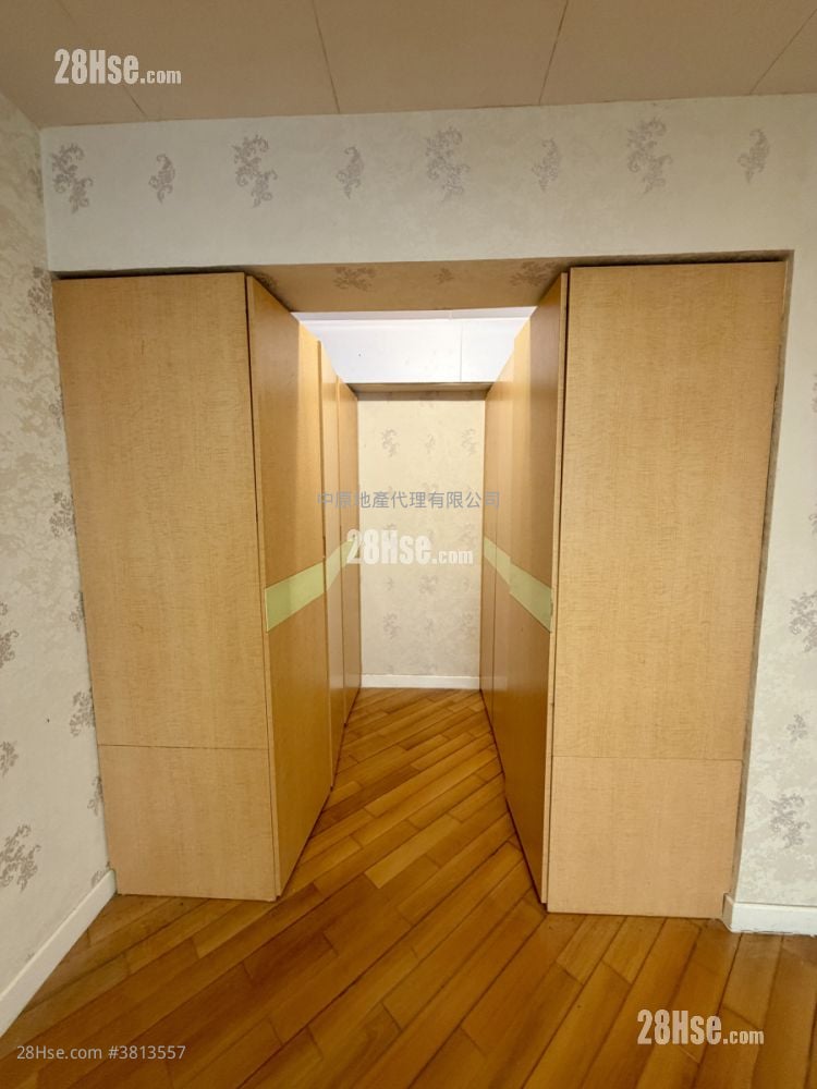 主人房: 碧华花园 售盘 3 房 , 3 浴室 1,211 平方尺