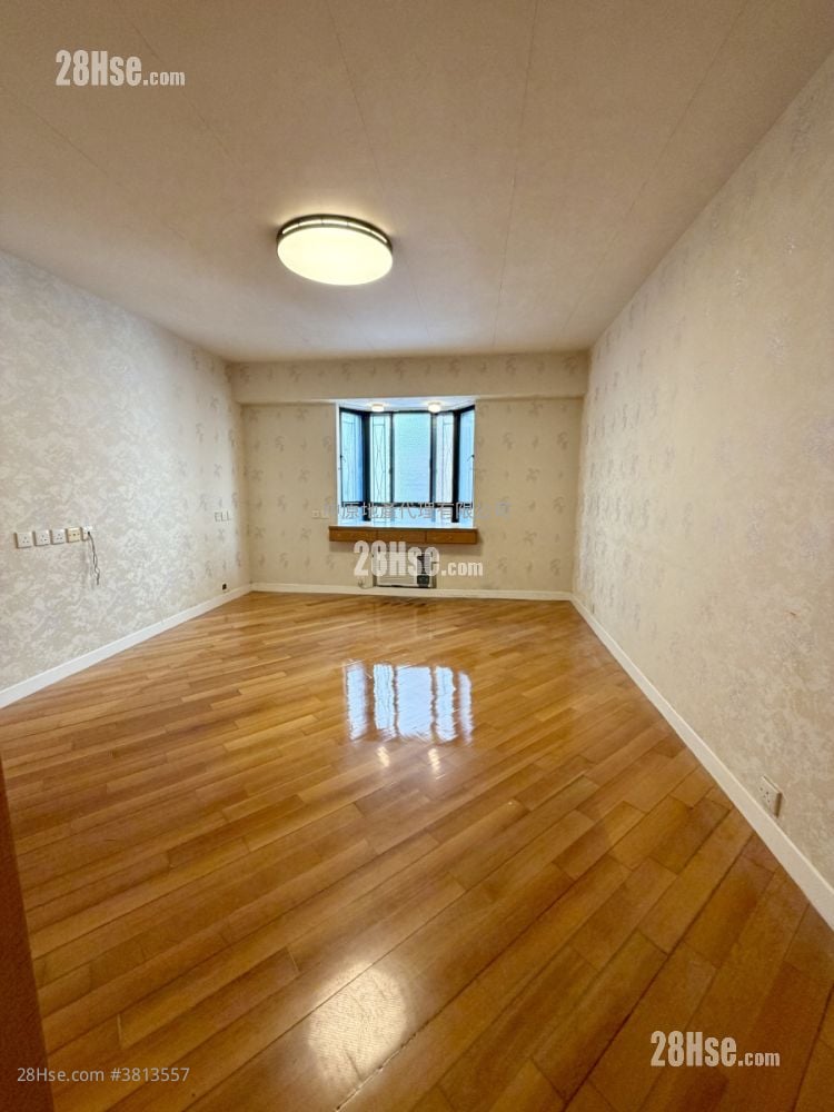 主人房: 碧华花园 售盘 3 房 , 3 浴室 1,211 平方尺