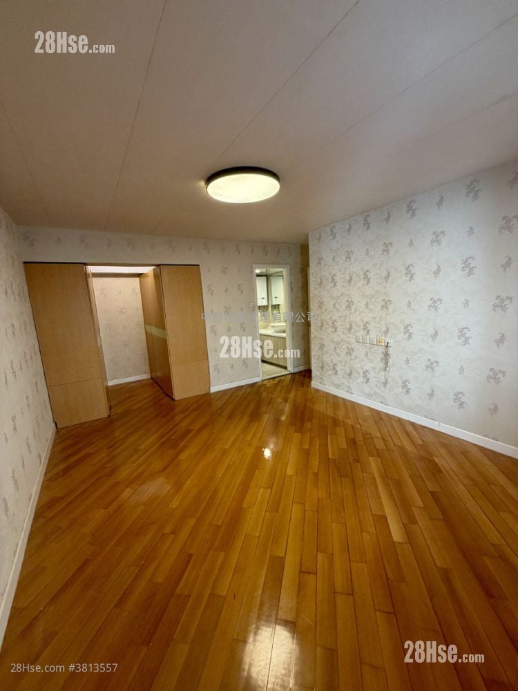 主人房: 碧华花园 售盘 3 房 , 3 浴室 1,211 平方尺