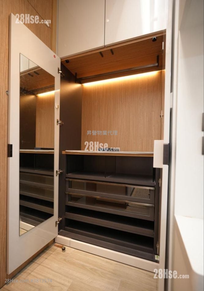 The Vantage Rental Studio , 1 Bathroom 189 ft²