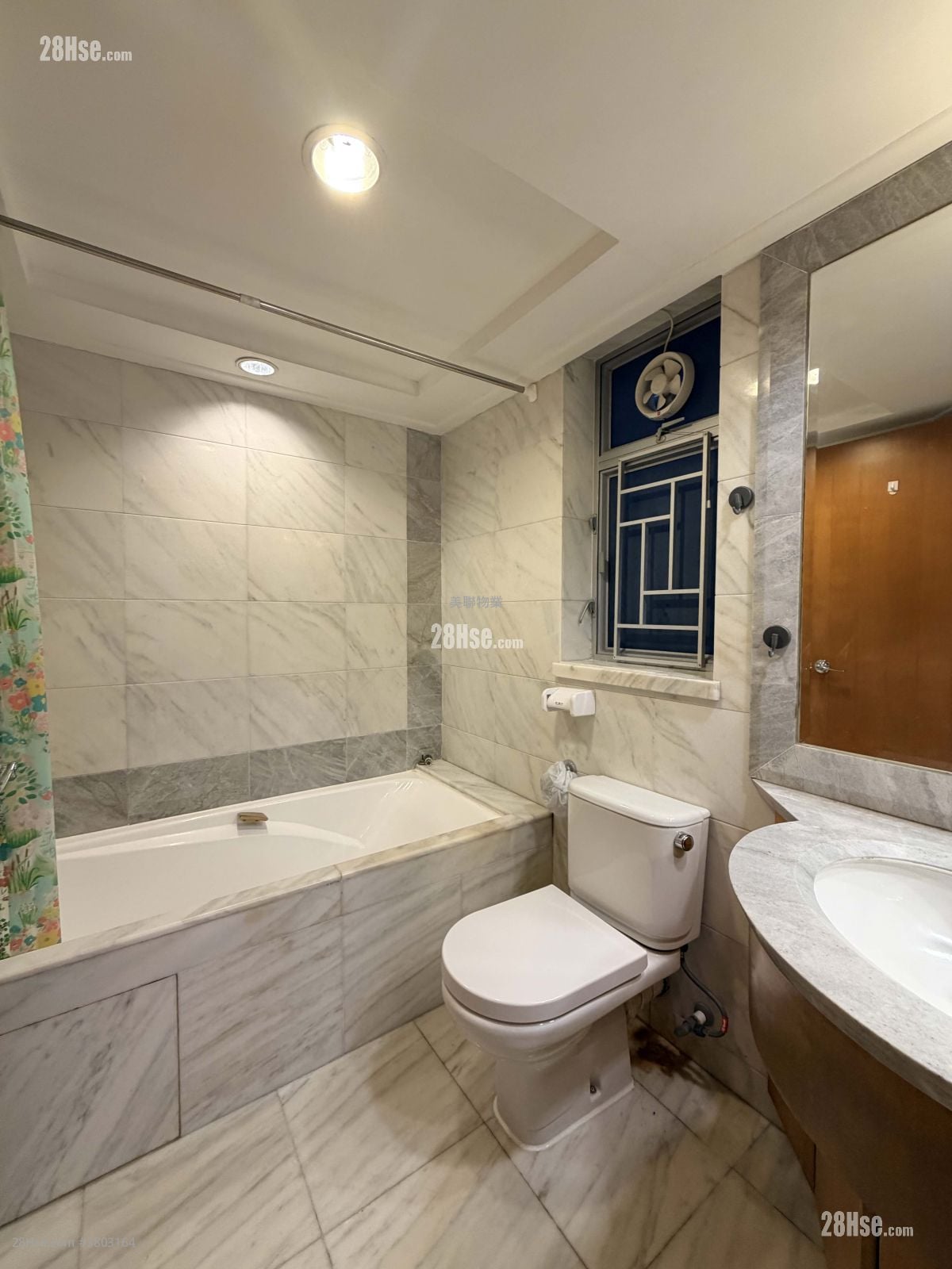 浴室: 漾日居 售盘 3 房 , 2 浴室 794 平方尺