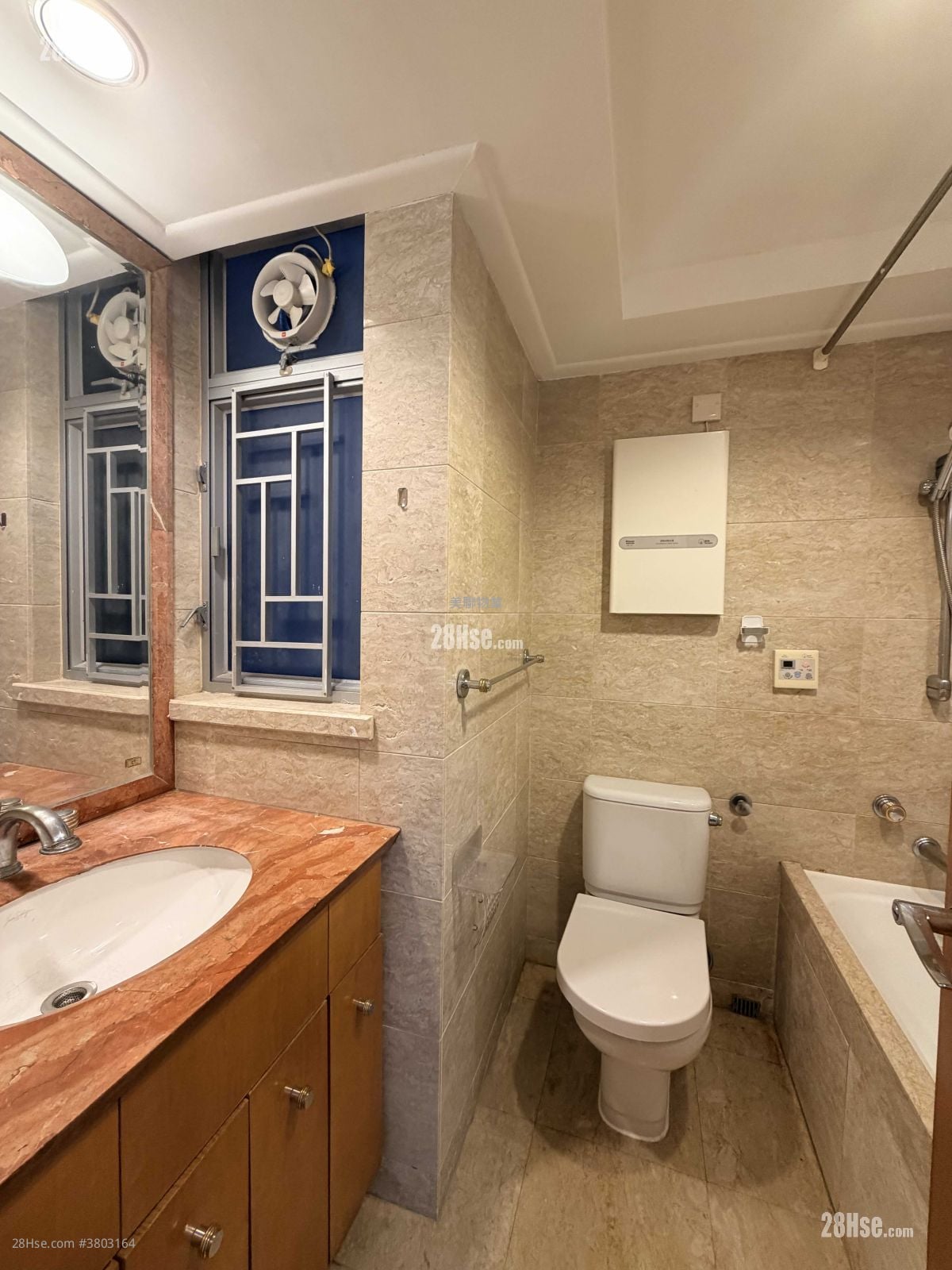 浴室: 漾日居 售盘 3 房 , 2 浴室 794 平方尺