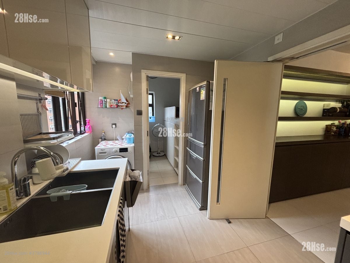 Parc Royale Sell 4 Bedrooms , 2 Bathrooms 1,241 ft²