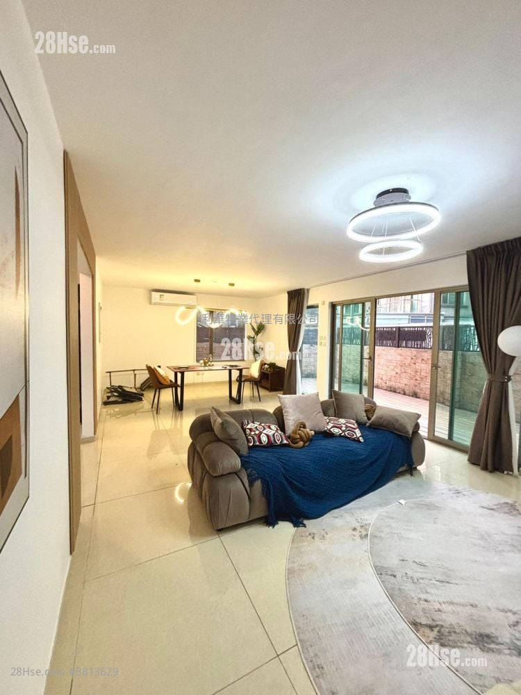 Village Rental 5+ Bedrooms , 4 Bathrooms 2,099 ft²