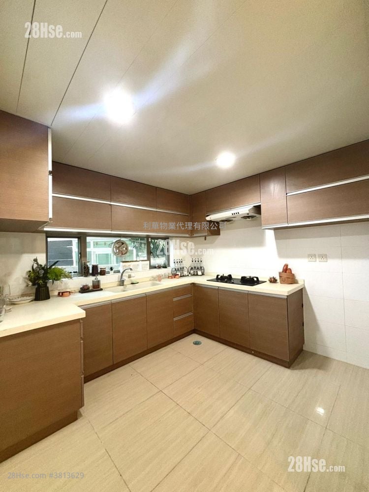 Village Rental 5+ Bedrooms , 4 Bathrooms 2,099 ft²