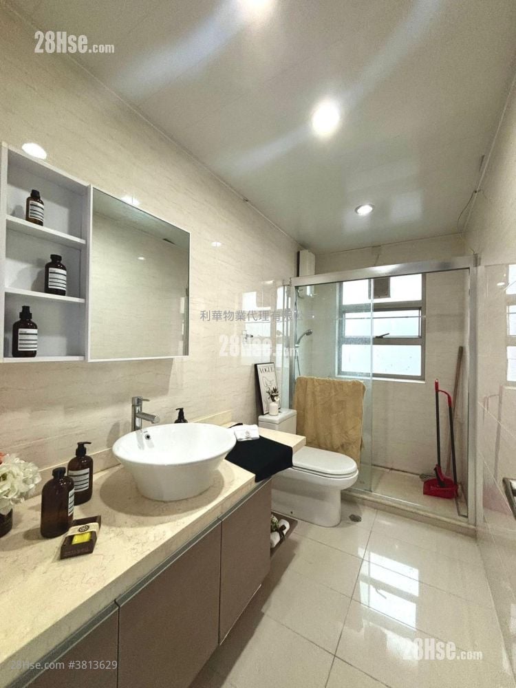 Village Rental 5+ Bedrooms , 4 Bathrooms 2,099 ft²