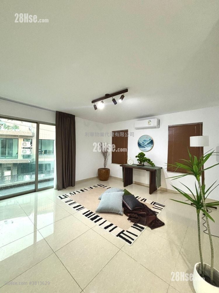 Village Rental 5+ Bedrooms , 4 Bathrooms 2,099 ft²