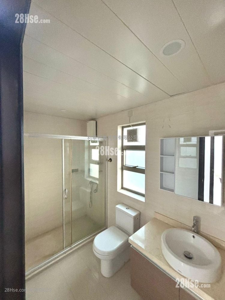 Village Rental 5+ Bedrooms , 4 Bathrooms 2,099 ft²