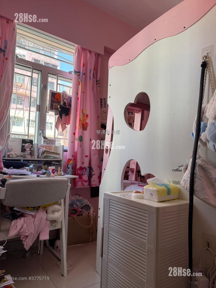 Sun Sing Buiding Sell 3 Bedrooms , 1 Bathroom 445 ft²