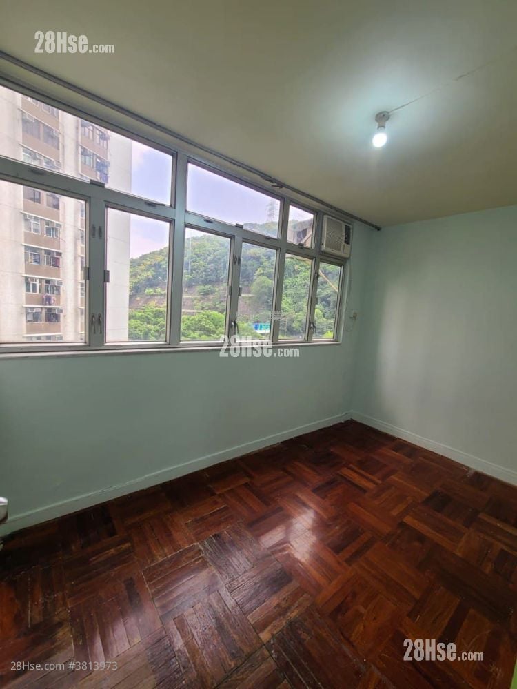 Fung Shing Court Sell 3 Bedrooms , 1 Bathroom 490 ft²
