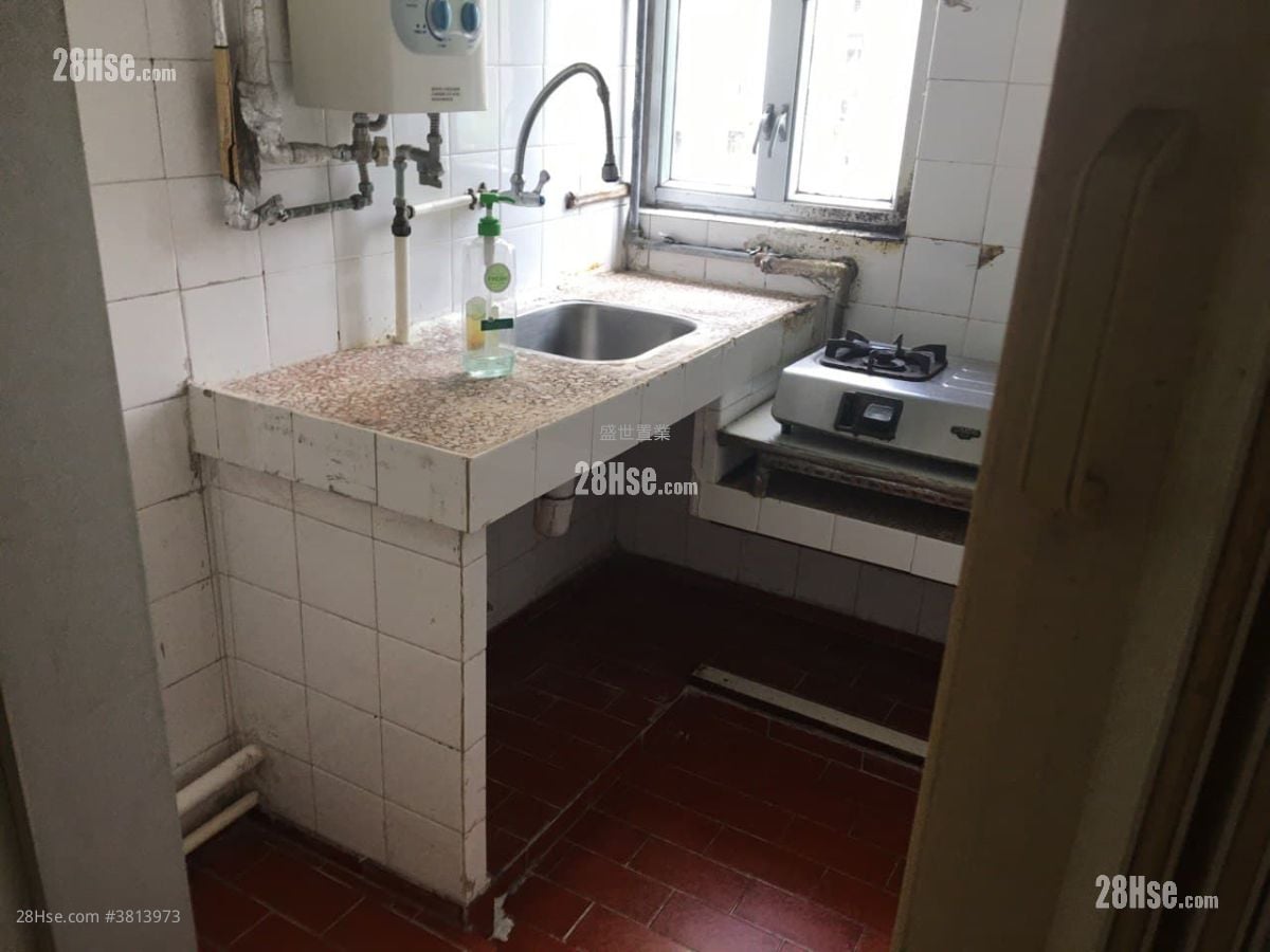 Fung Shing Court Sell 3 Bedrooms , 1 Bathroom 490 ft²