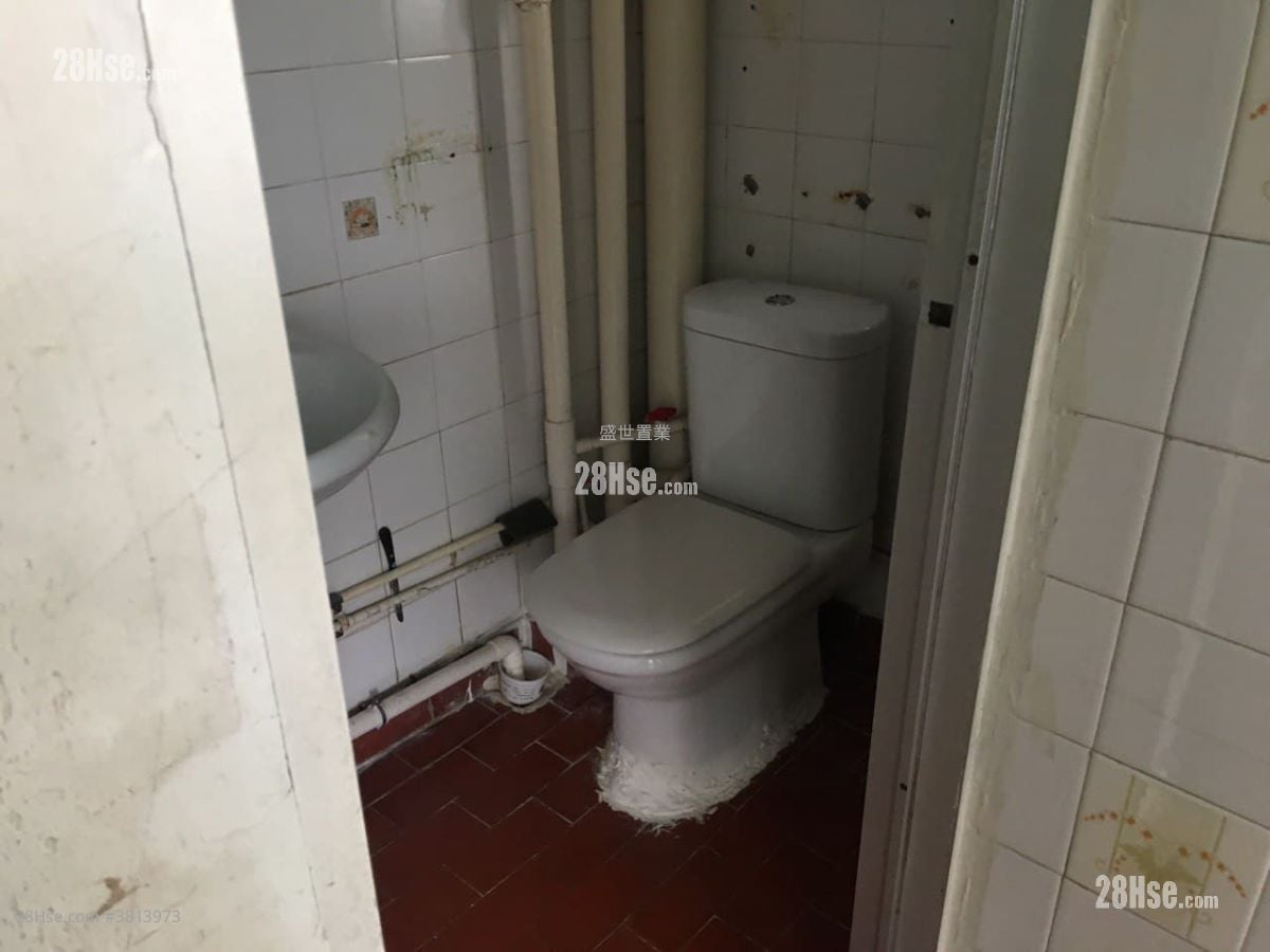 Fung Shing Court Sell 3 Bedrooms , 1 Bathroom 490 ft²