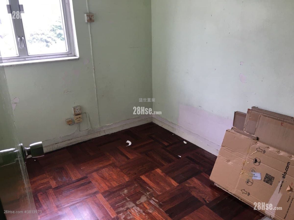 Fung Shing Court Sell 3 Bedrooms , 1 Bathroom 490 ft²