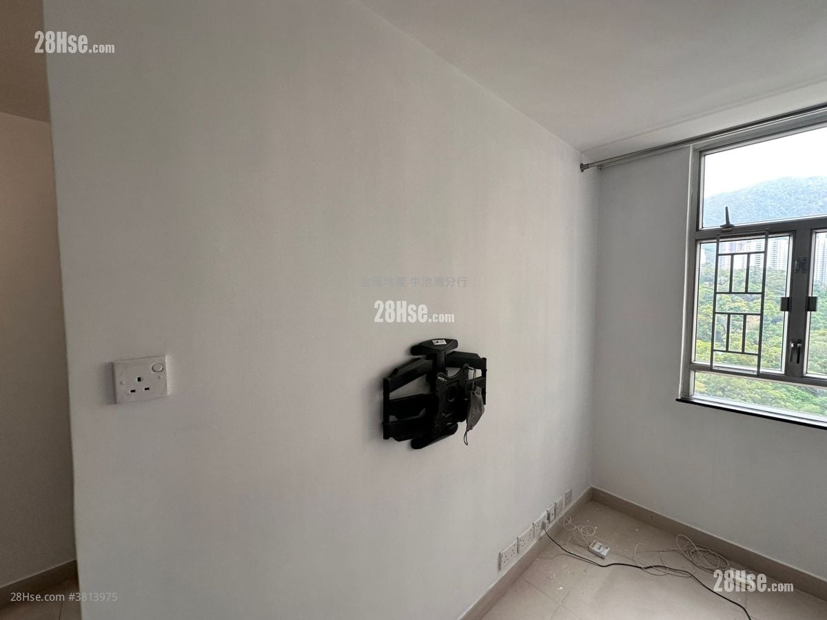 Lung Poon Court Rental 2 Bedrooms , 1 Bathroom 383 ft²