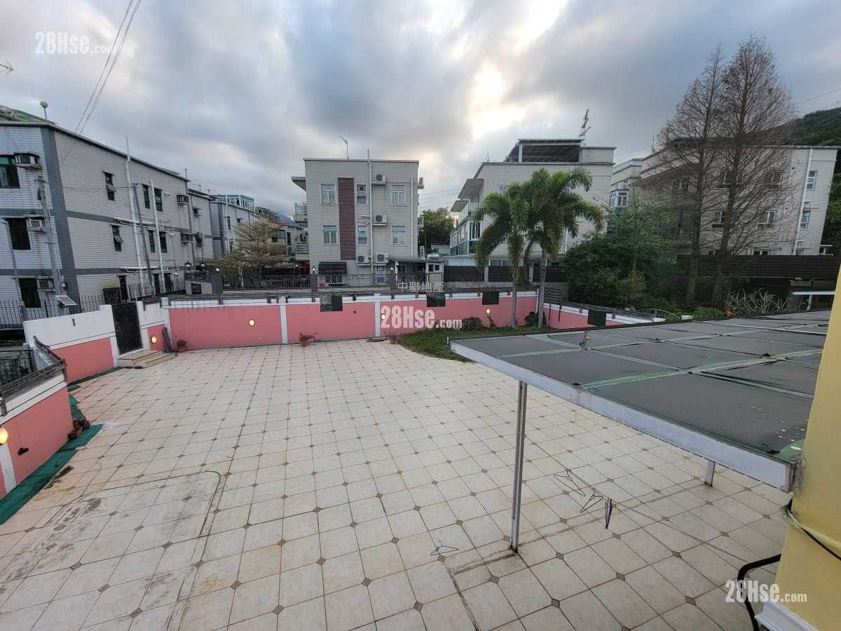 Village Rental 4 Bedrooms , 3 Bathrooms 1,400 ft²