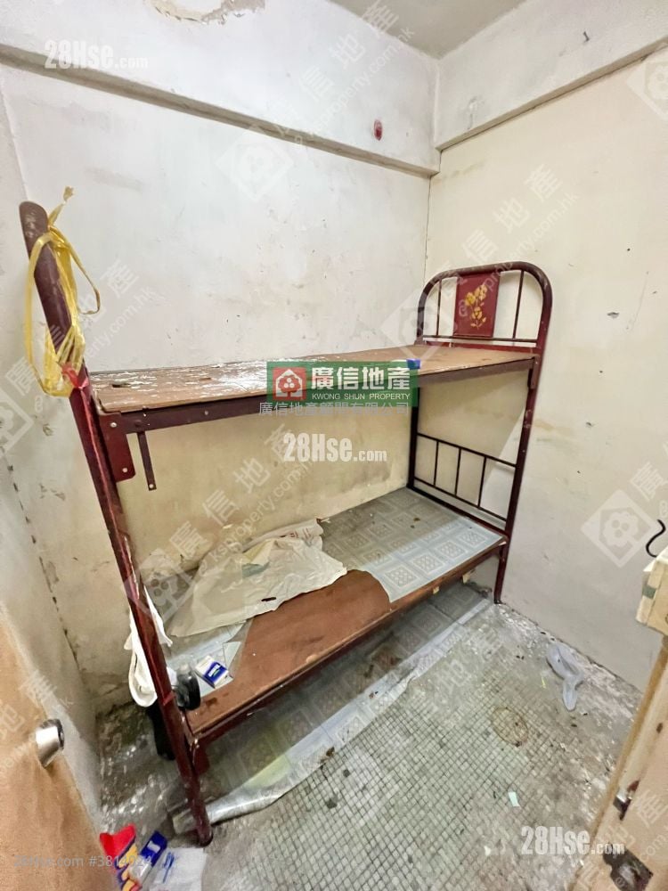 Yuen Fat Building Sell 5+ Bedrooms , 2 Bathrooms 580 ft²