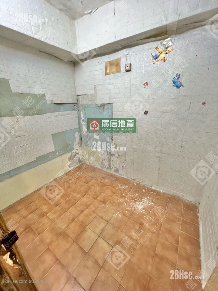 Yuen Fat Building Sell 5+ Bedrooms , 2 Bathrooms 580 ft²