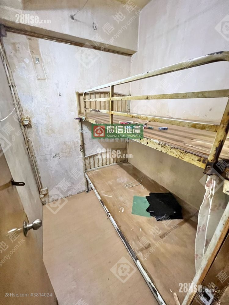 Yuen Fat Building Sell 5+ Bedrooms , 2 Bathrooms 580 ft²