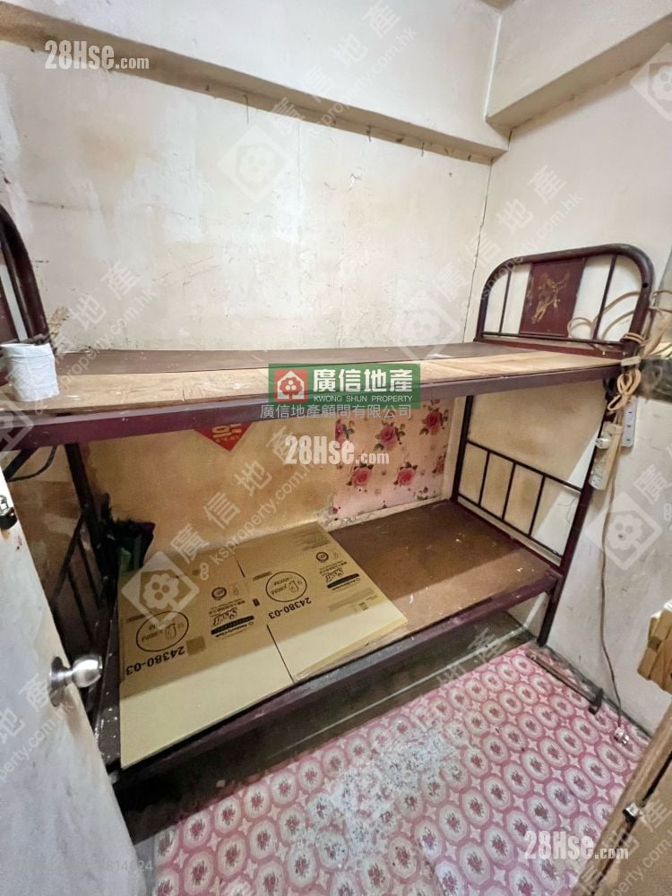 Yuen Fat Building Sell 5+ Bedrooms , 2 Bathrooms 580 ft²