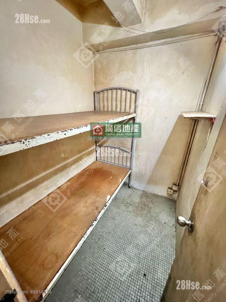 Yuen Fat Building Sell 5+ Bedrooms , 2 Bathrooms 580 ft²