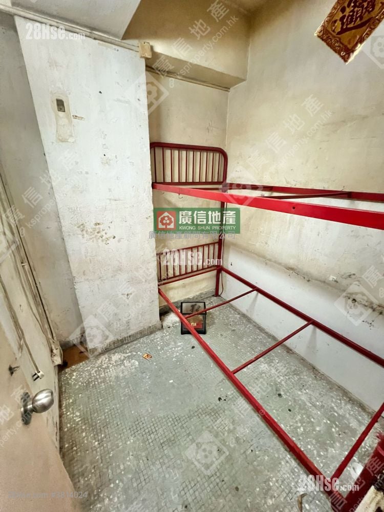 Yuen Fat Building Sell 5+ Bedrooms , 2 Bathrooms 580 ft²