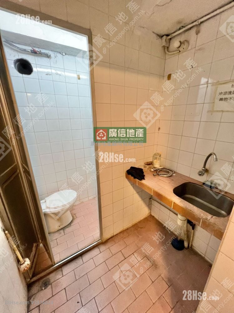 Yuen Fat Building Sell 5+ Bedrooms , 2 Bathrooms 580 ft²
