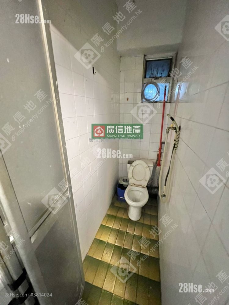 Yuen Fat Building Sell 5+ Bedrooms , 2 Bathrooms 580 ft²