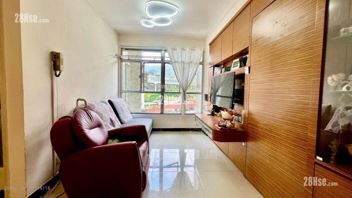 living room: Lido Garden Sell 3 Bedrooms , 2 Bathrooms 617 ft²