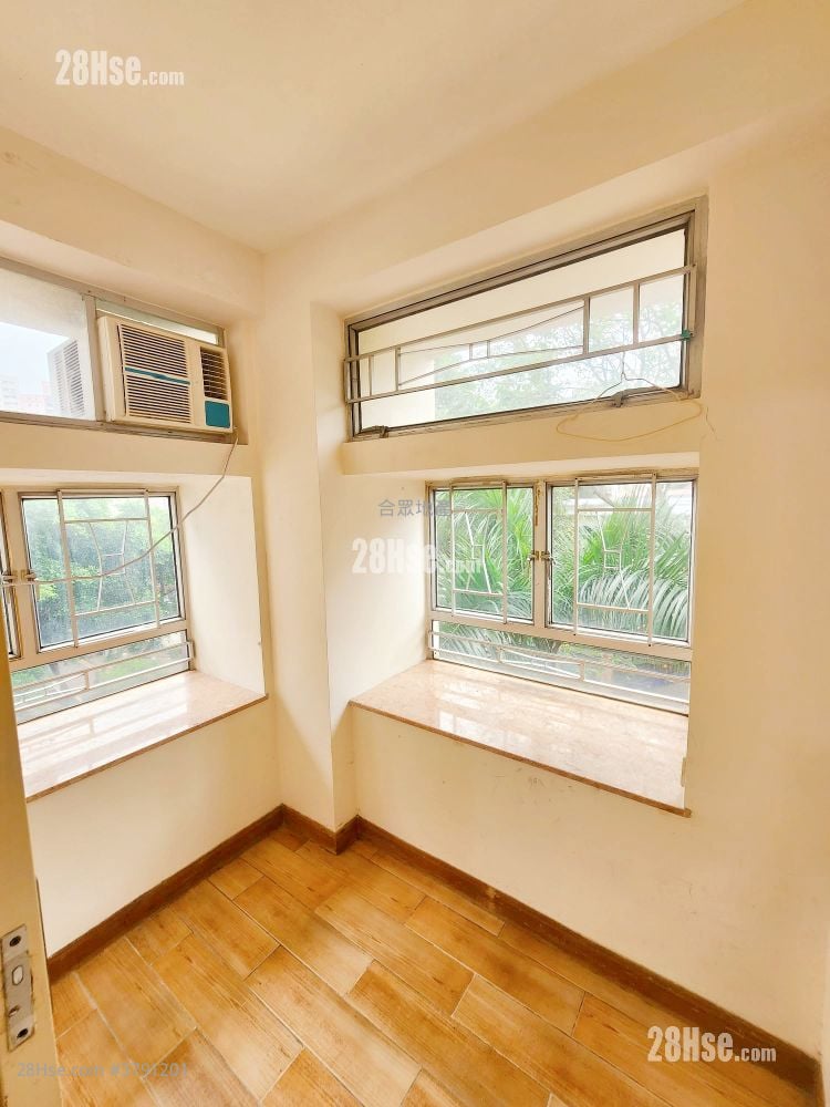 Jade Plaza Rental 274 ft²