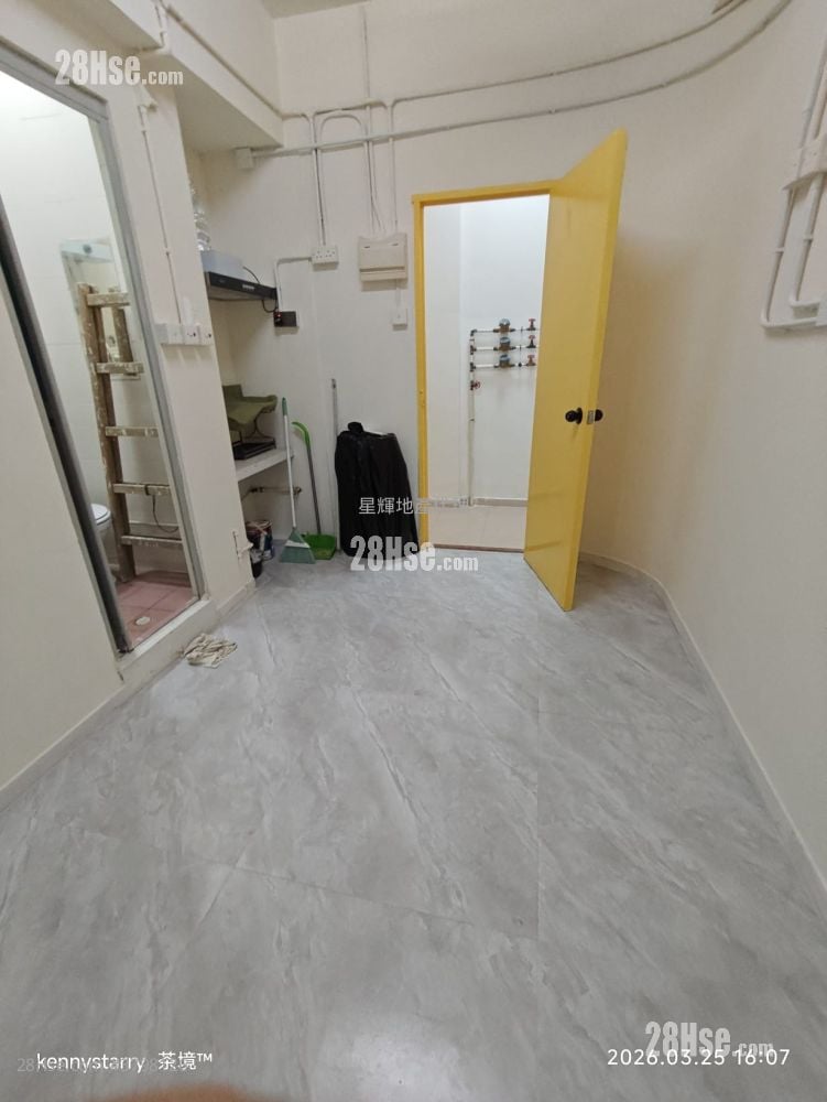 睡房 1: 睡房1租5300：红棉大厦，平地电梯大堂，约100多尺只租5300就行；