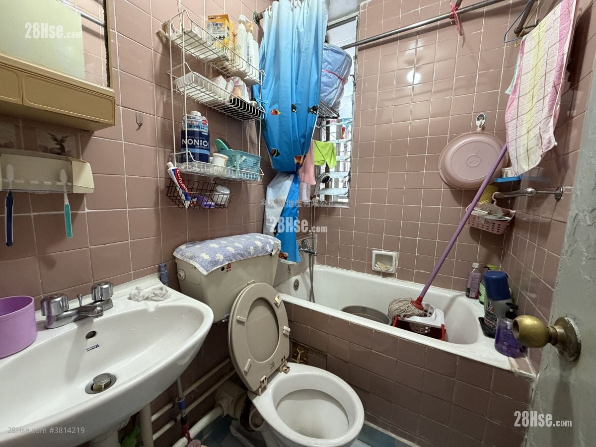 Ching Tai Court Sell 3 Bedrooms , 1 Bathroom 554 ft²