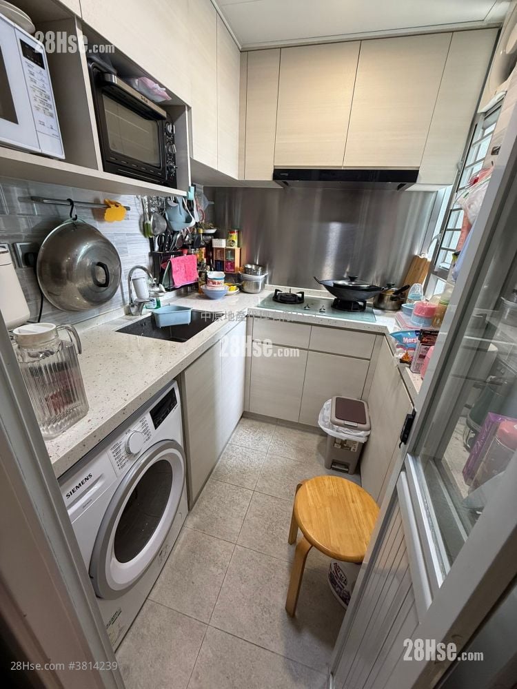 Kam Fai Court Sell 2 Bedrooms 415 ft²