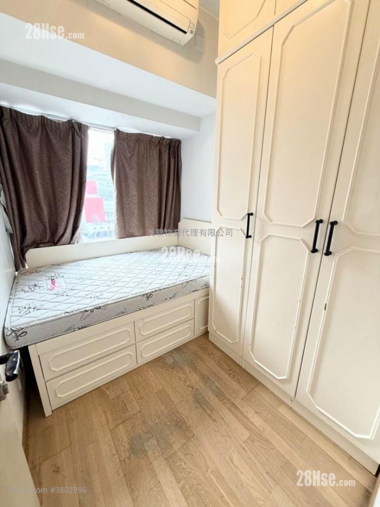 Residence 228 Sell 3 Bedrooms , 1 Bathroom 558 ft²