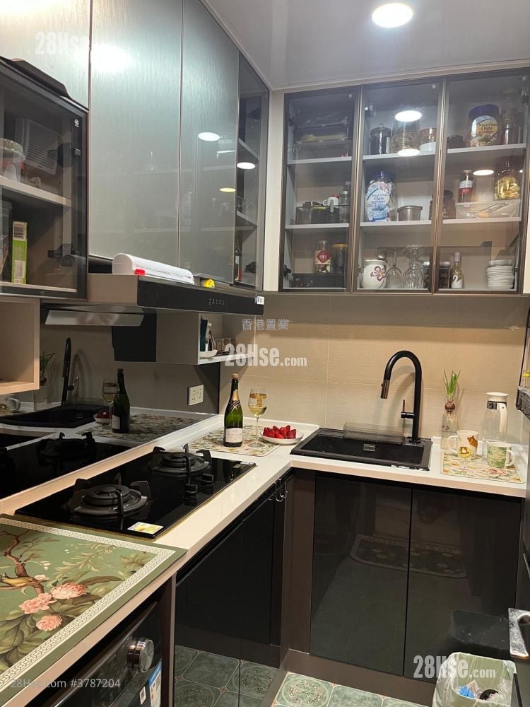 The Sparkle Rental 3 Bedrooms , 1 Bathroom 610 ft²