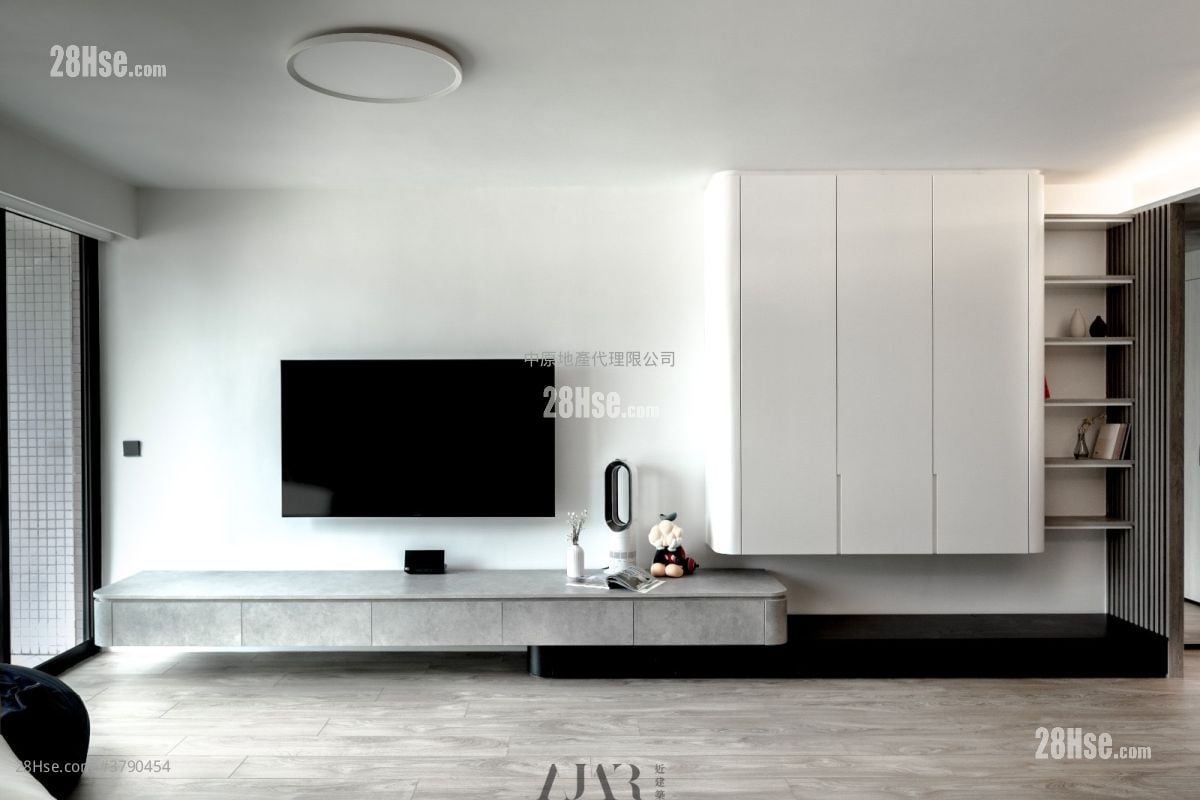 Royal Ascot Sell 3 Bedrooms 974 ft²