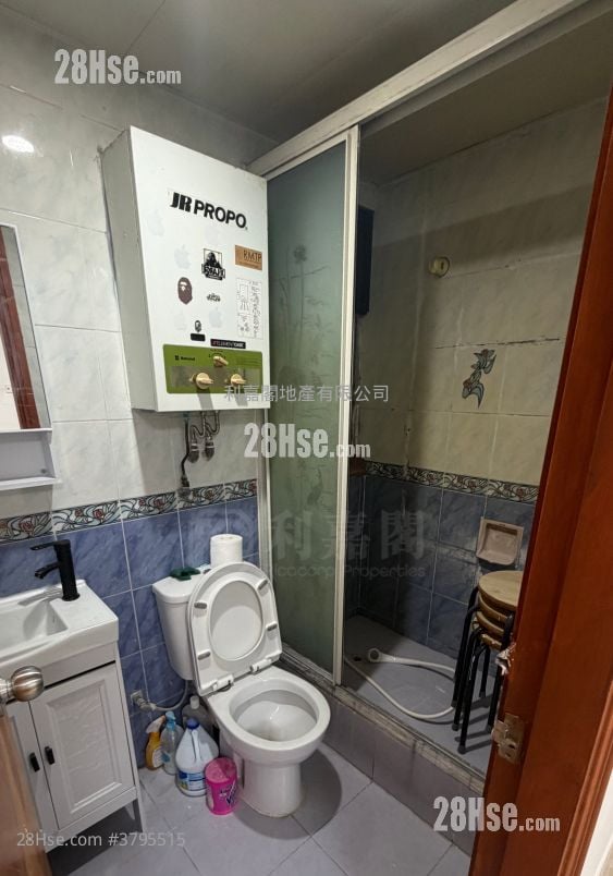 Hong Tak Gardens Sell 2 Bedrooms , 1 Bathroom 363 ft²