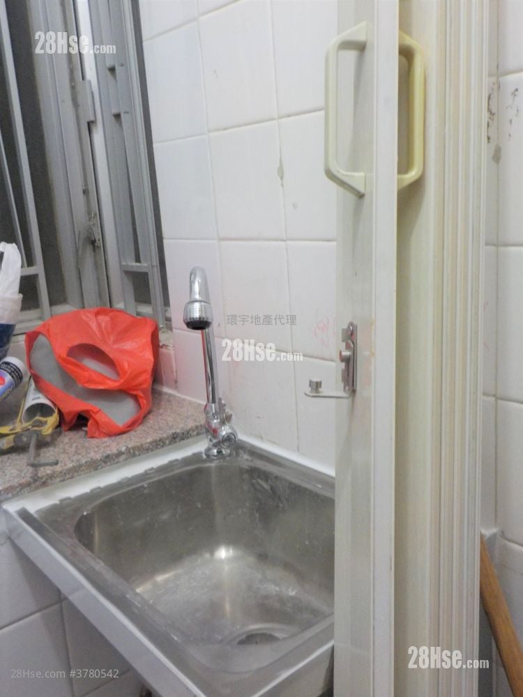 Rich Building Rental 2 Bedrooms , 1 Bathroom 297 ft²