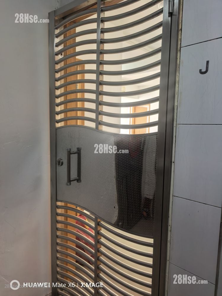 Yen Dack Building Rental 3 Bedrooms , 1 Bathroom 612 ft²