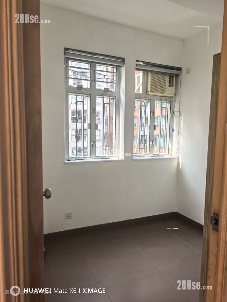 Yen Dack Building Rental 3 Bedrooms , 1 Bathroom 612 ft²