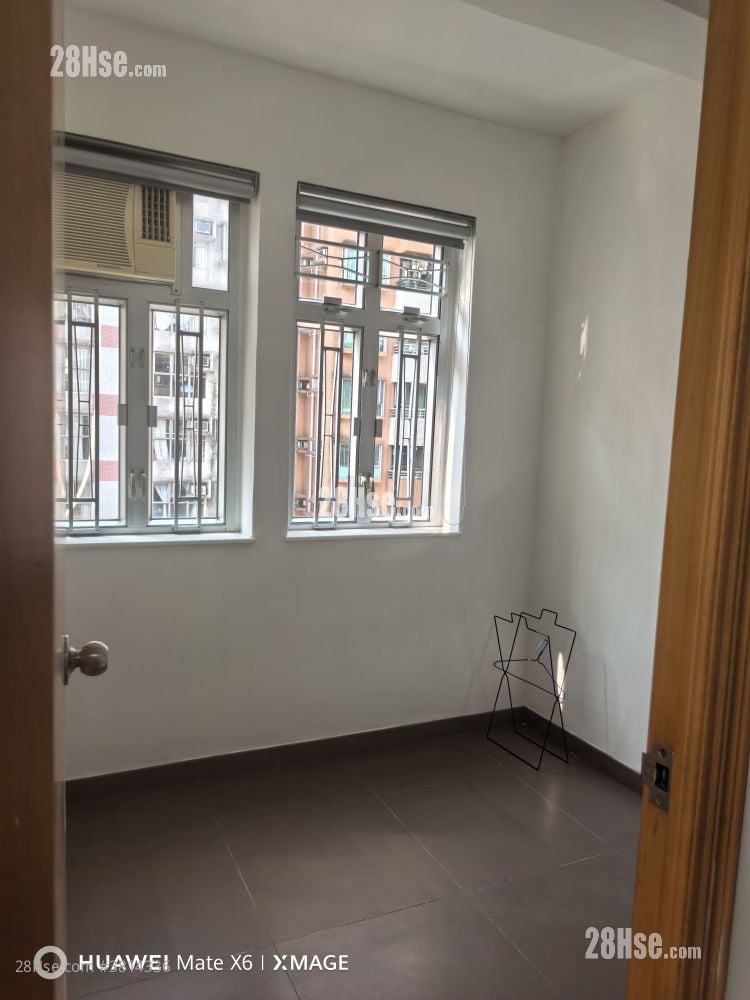 Yen Dack Building Rental 3 Bedrooms , 1 Bathroom 612 ft²