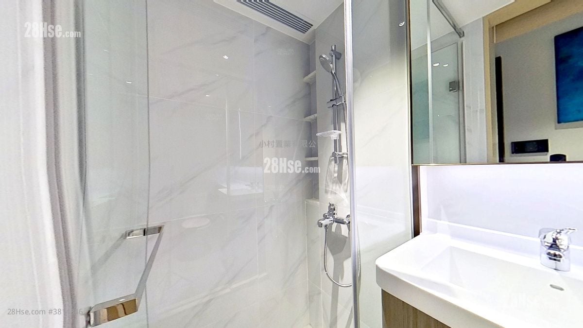 bathroom: Bright Moon Rental 2 Bedrooms , 1 Bathroom 404 ft²