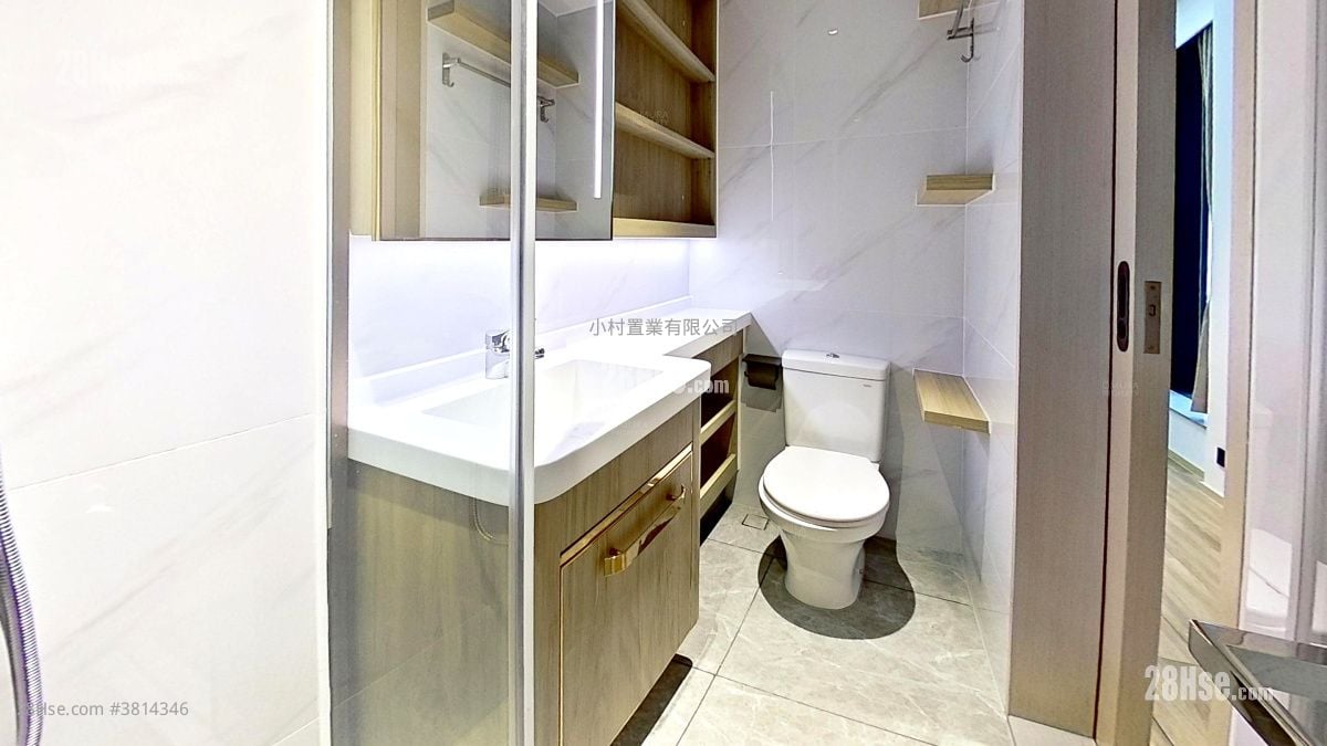 bathroom: Bright Moon Rental 2 Bedrooms , 1 Bathroom 404 ft²