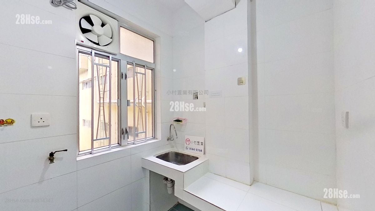 living room: Foon Lok Building Rental 3 Bedrooms , 1 Bathroom 368 ft²