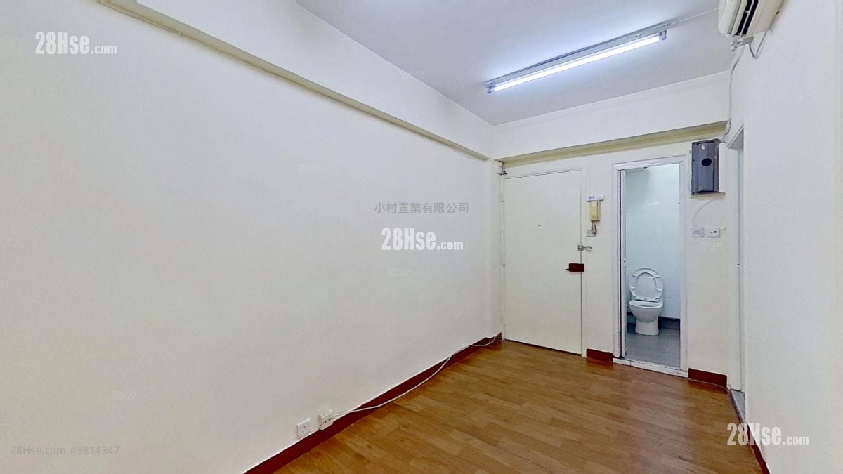 living room: Foon Lok Building Rental 3 Bedrooms , 1 Bathroom 368 ft²