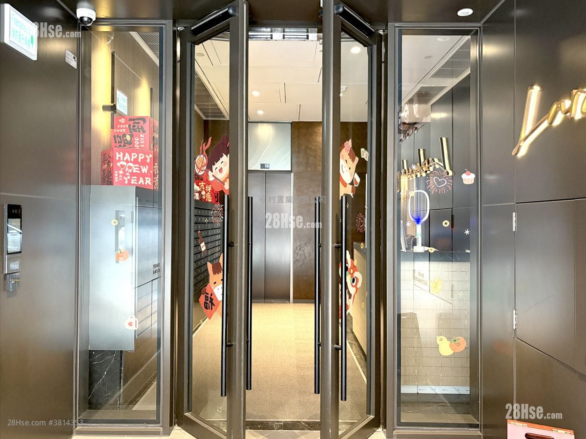 main door: Larchwood Sell 1 Bedroom , 1 Bathroom 203 ft²