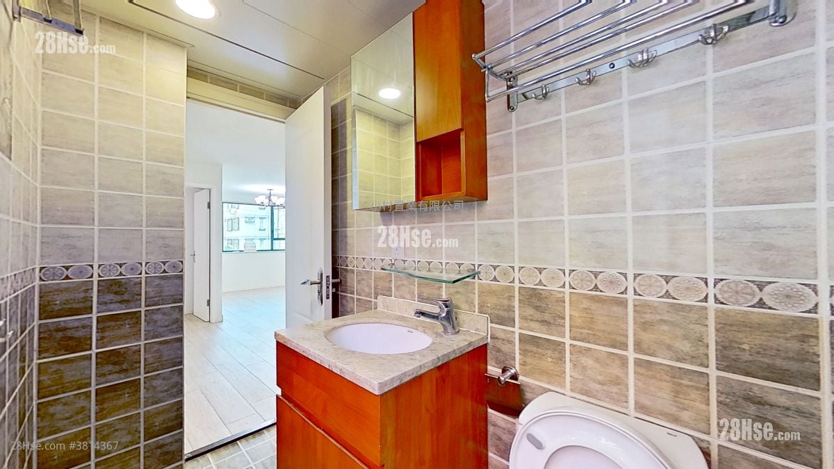 浴室: 金翠苑 租盘 3 房 , 2 浴室 661 平方尺